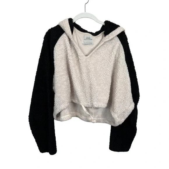 Urban Outfitters Tilly Cozy Faux Fur V Neck Cropped Hoodie Women's Medium - Picture 4 of 11